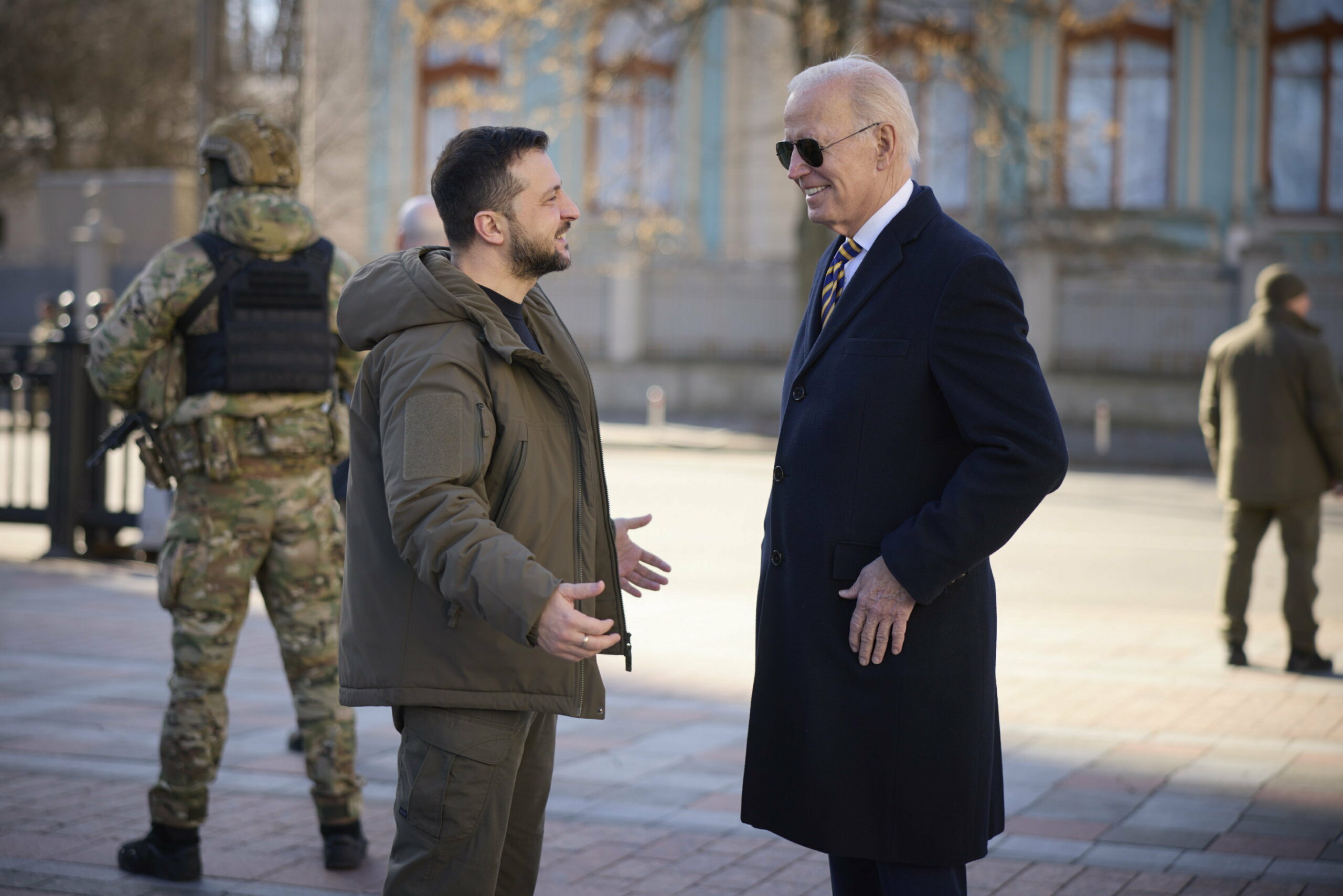 Amerikai elnök a tűzvonalban - Joe Biden példátlan kockázatot vállalt a kijevi úttal, kiszivárogtak a titkos részletek