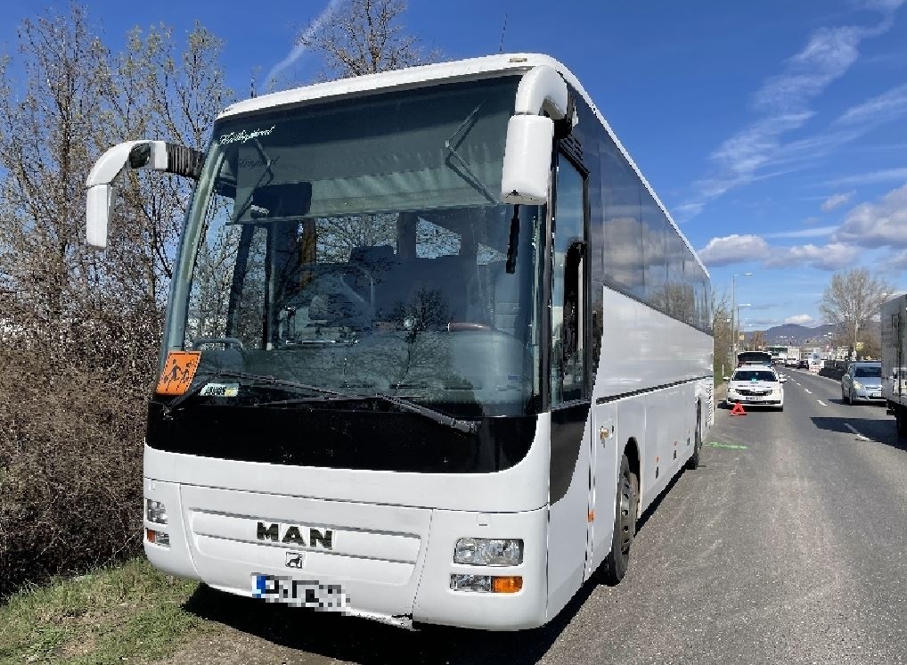 Büntetőfékezett az óvodásokat szállító busz előtt, elvették a jogosítványát