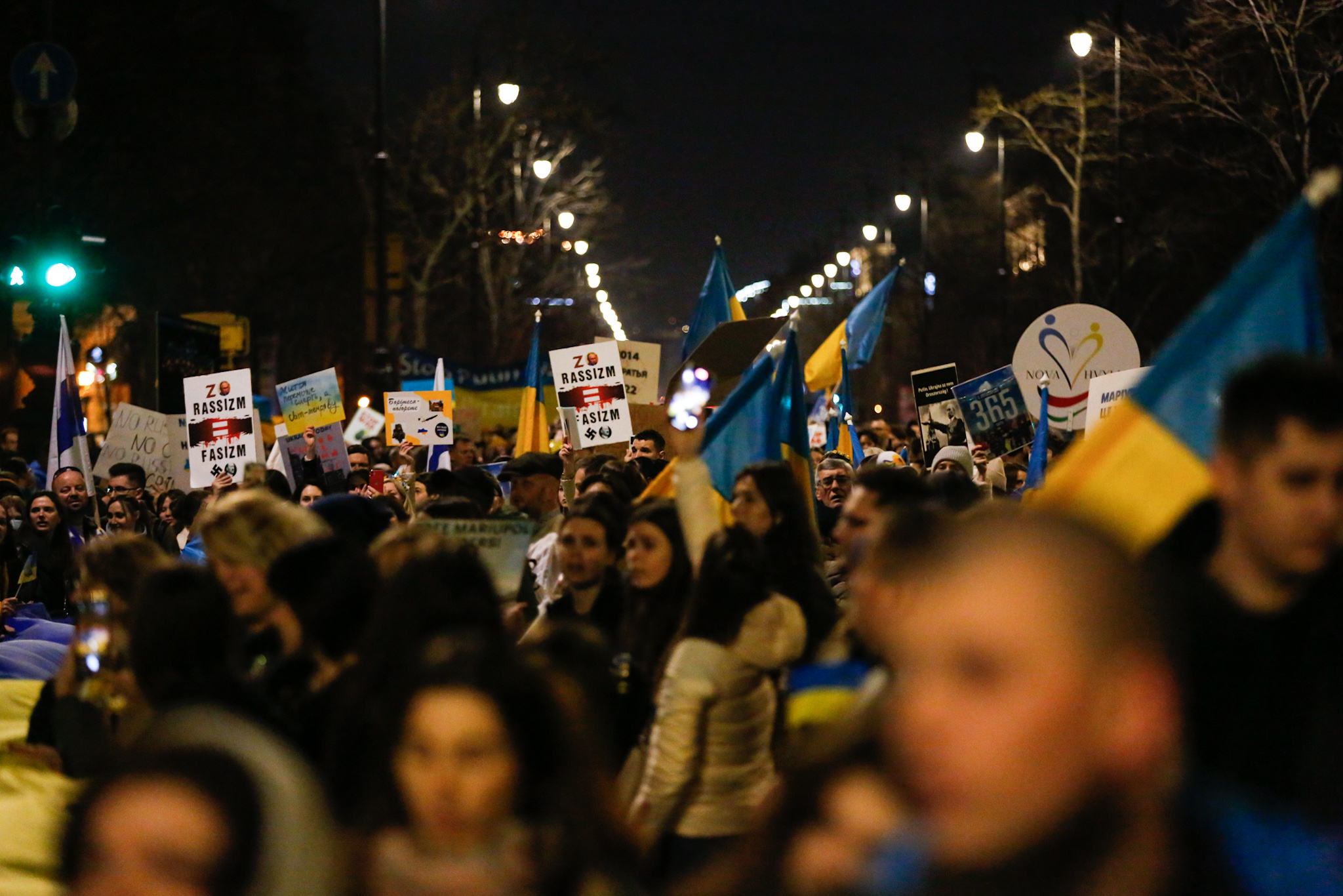 Élő: Tömegek gyűltek össze az orosz nagykövetségnél a háború egyéves évfordulóján Budapesten