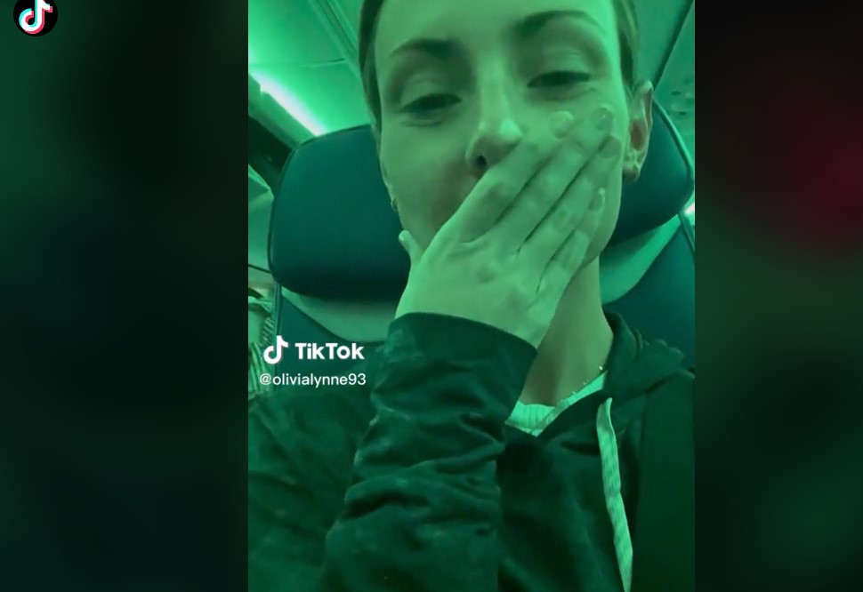 Videó: Ravasz trükkel akadályozza meg egy amerikai pár, hogy közéjük üljenek egy repülőn