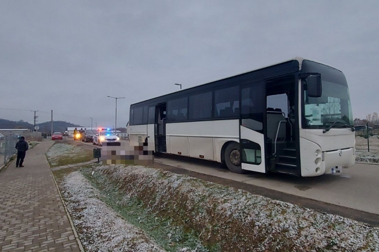 Meghalt egy mozgó munkásbuszról leeső nő a nagymányoki üzem előtt