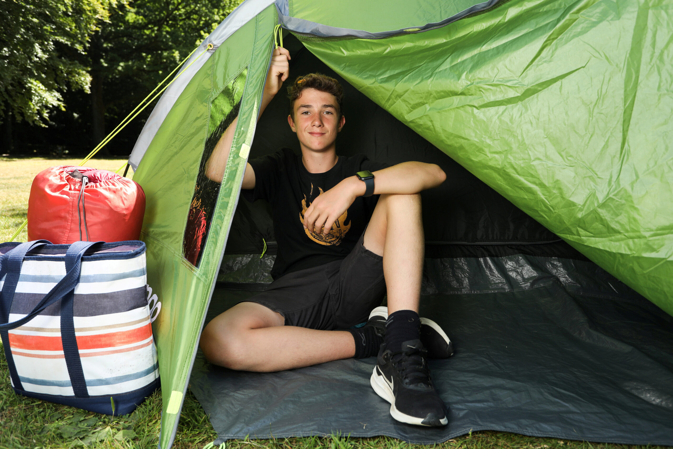 3 évig sátorban aludt egy 13 éves brit fiú, közel 300 milliót gyűjtött ezzel jótékony célra