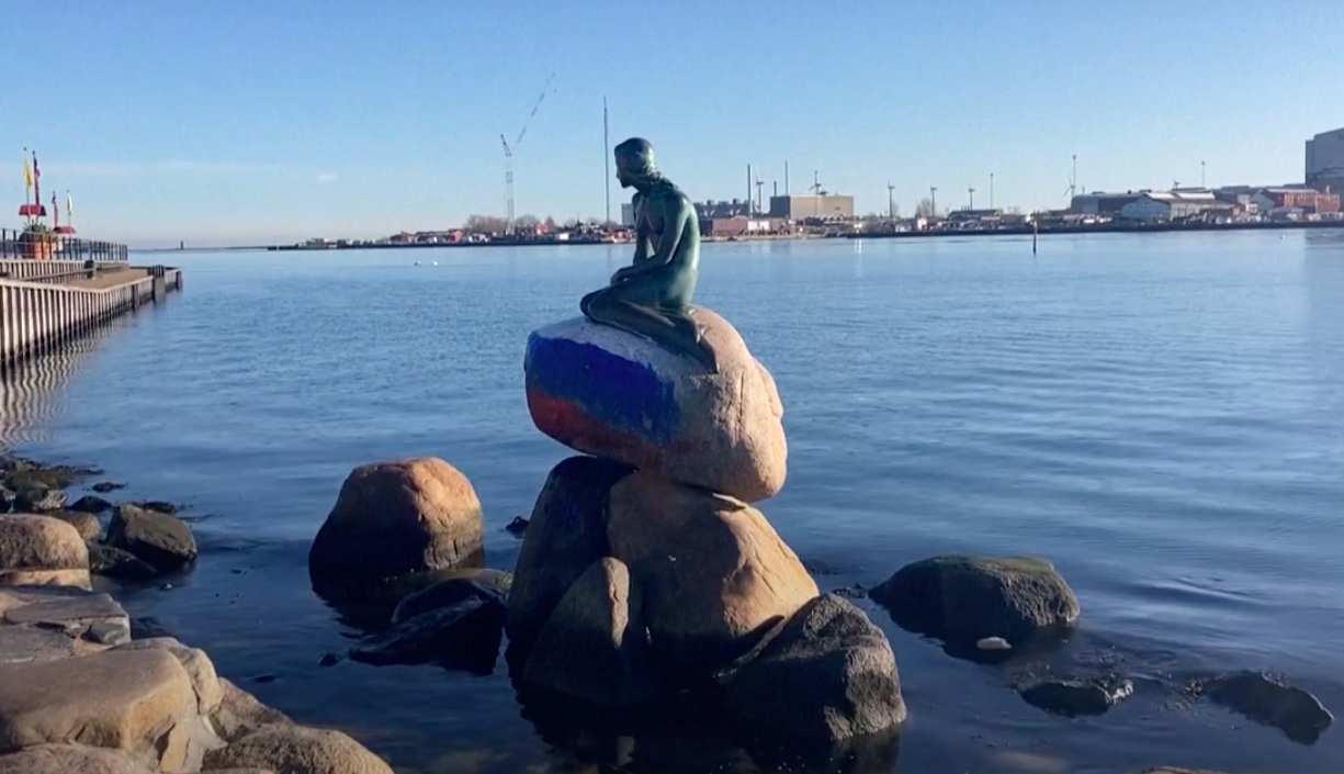 Trollok orosz zászlót festettek a kis hableány koppenhágai szobrára