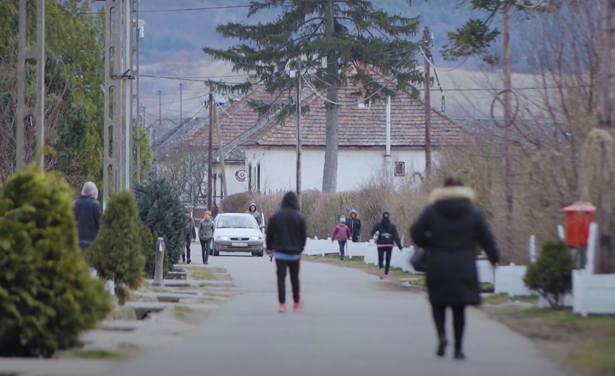 A gyerekek iskolakerülése miatt évek óta börtönbe mennek a szülők egy borsodi faluban