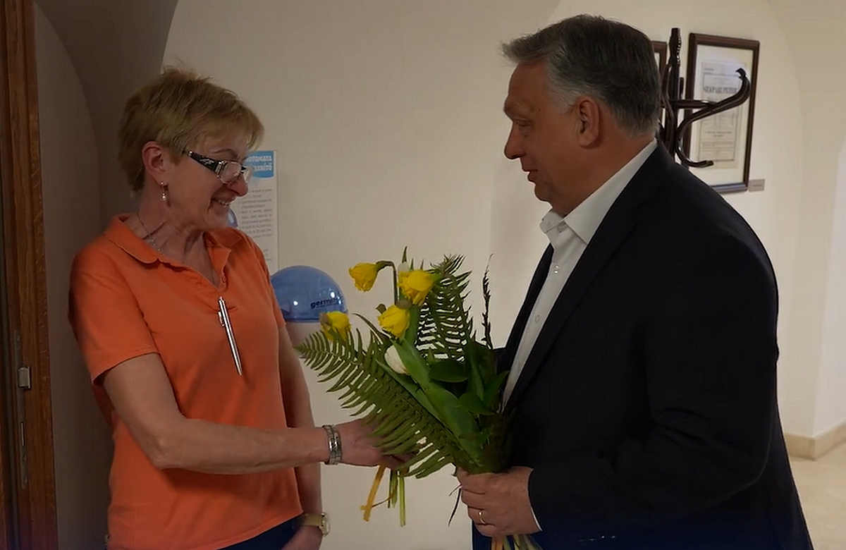 „Nem lánykérés!” – mondta Orbán Viktor a takarítónőnek, akinek virágot adott nőnap alkalmából
