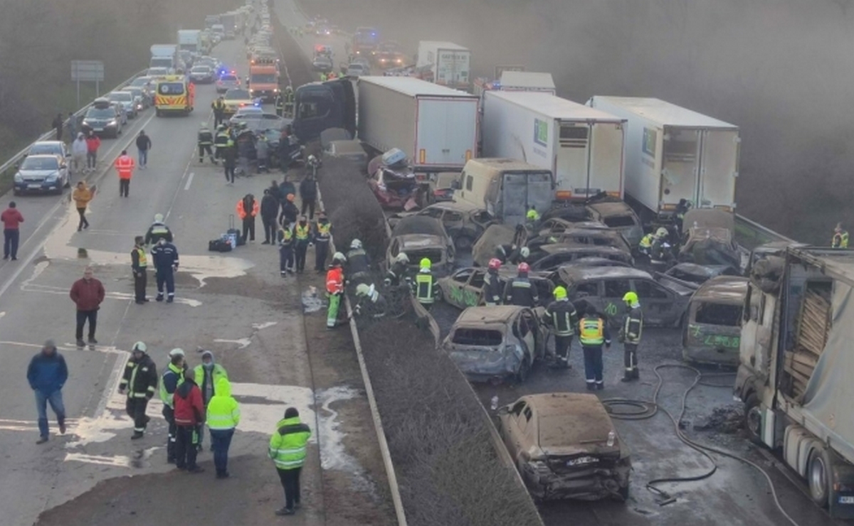 Döbbenetes fotókon az M1-esen történt tömegbaleset