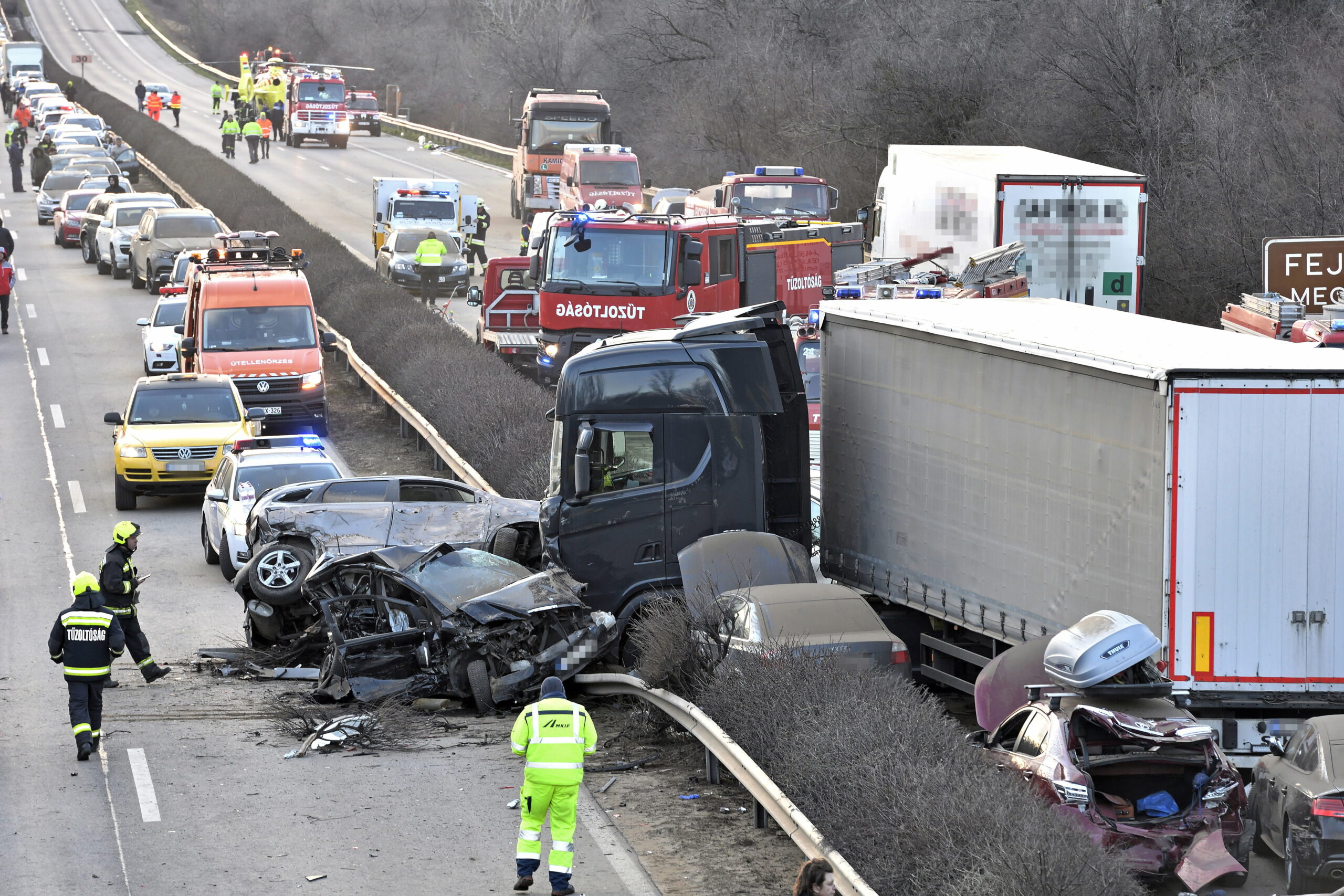 10 kilométeres a dugó az M1-esen Győr felé – javítani kell az aszfaltot a szombati baleset után