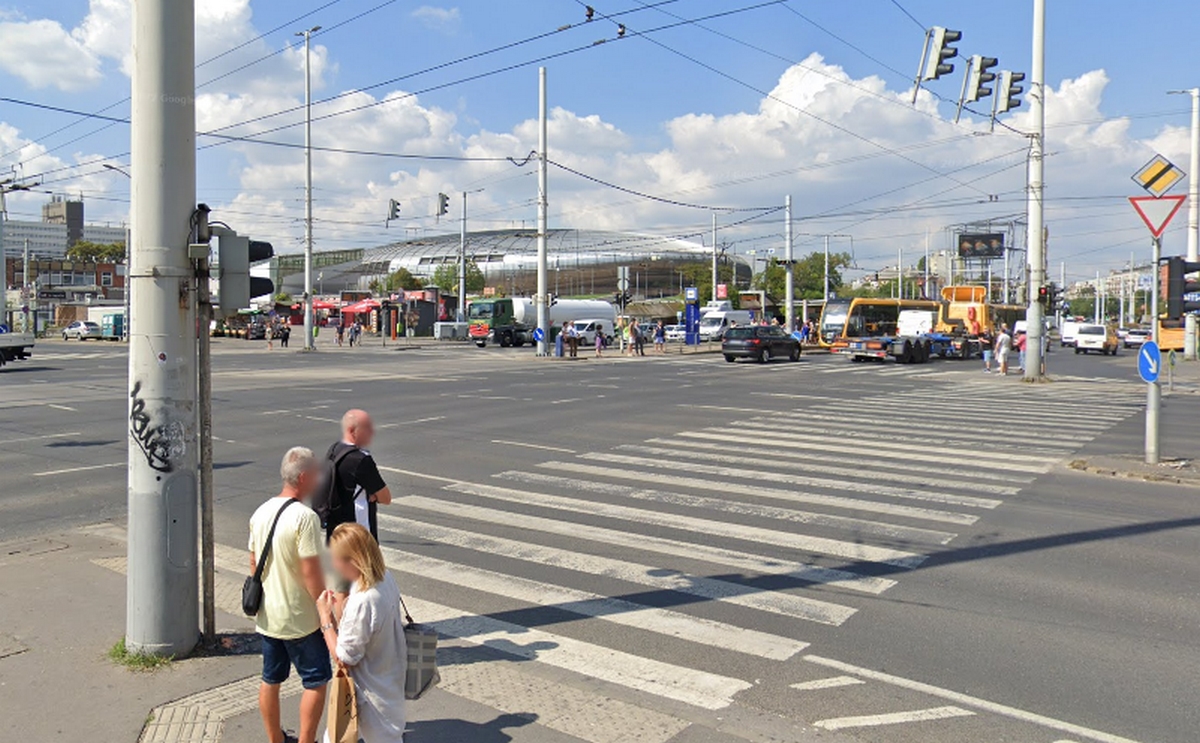 „Egymás hegyén-hátán borultunk” – Felhajtott a járdára és több gyalogost is elsodort egy autós Budapesten