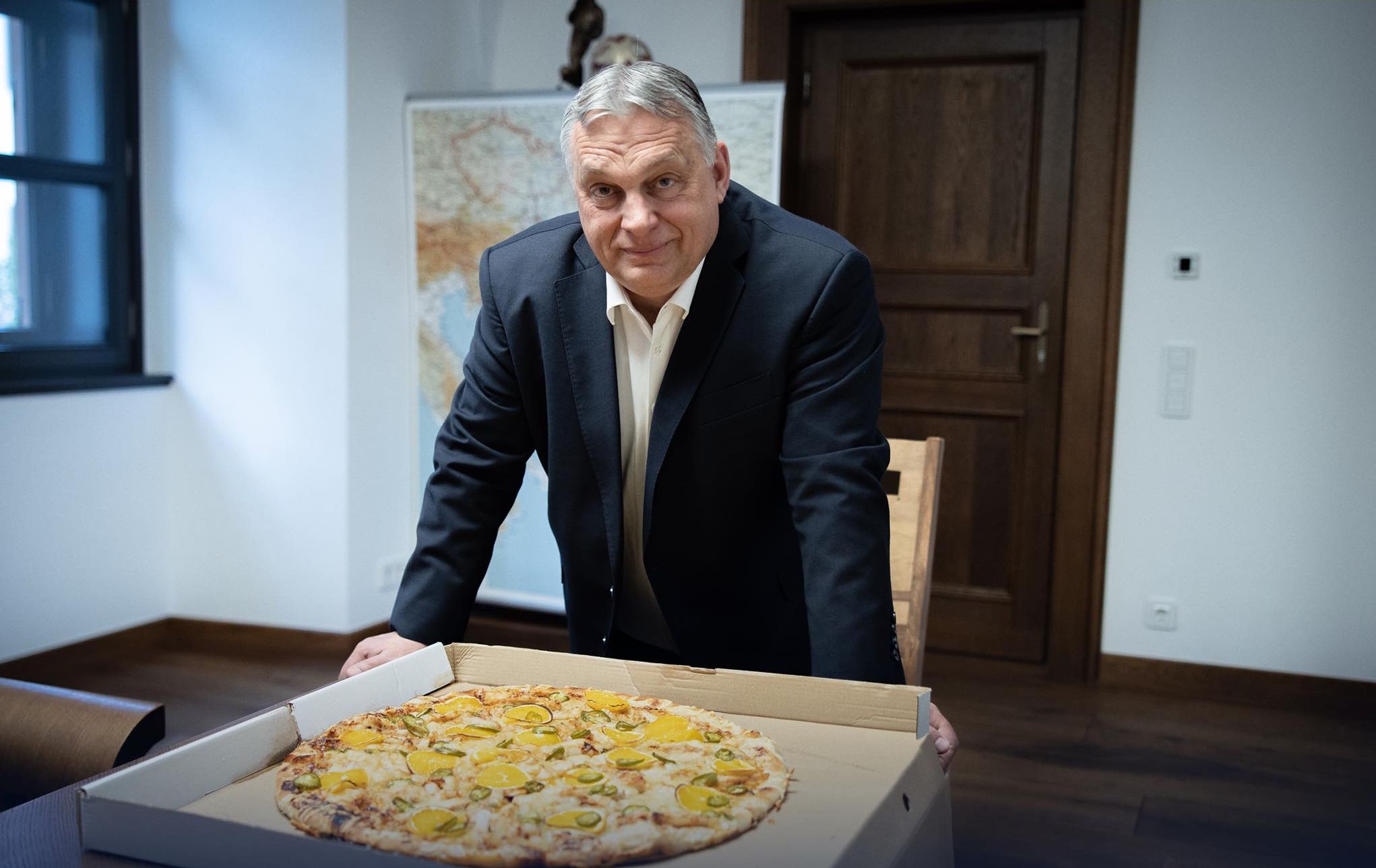 Orbán Viktor a kiskőrösi Orbán-pizzával pózolt