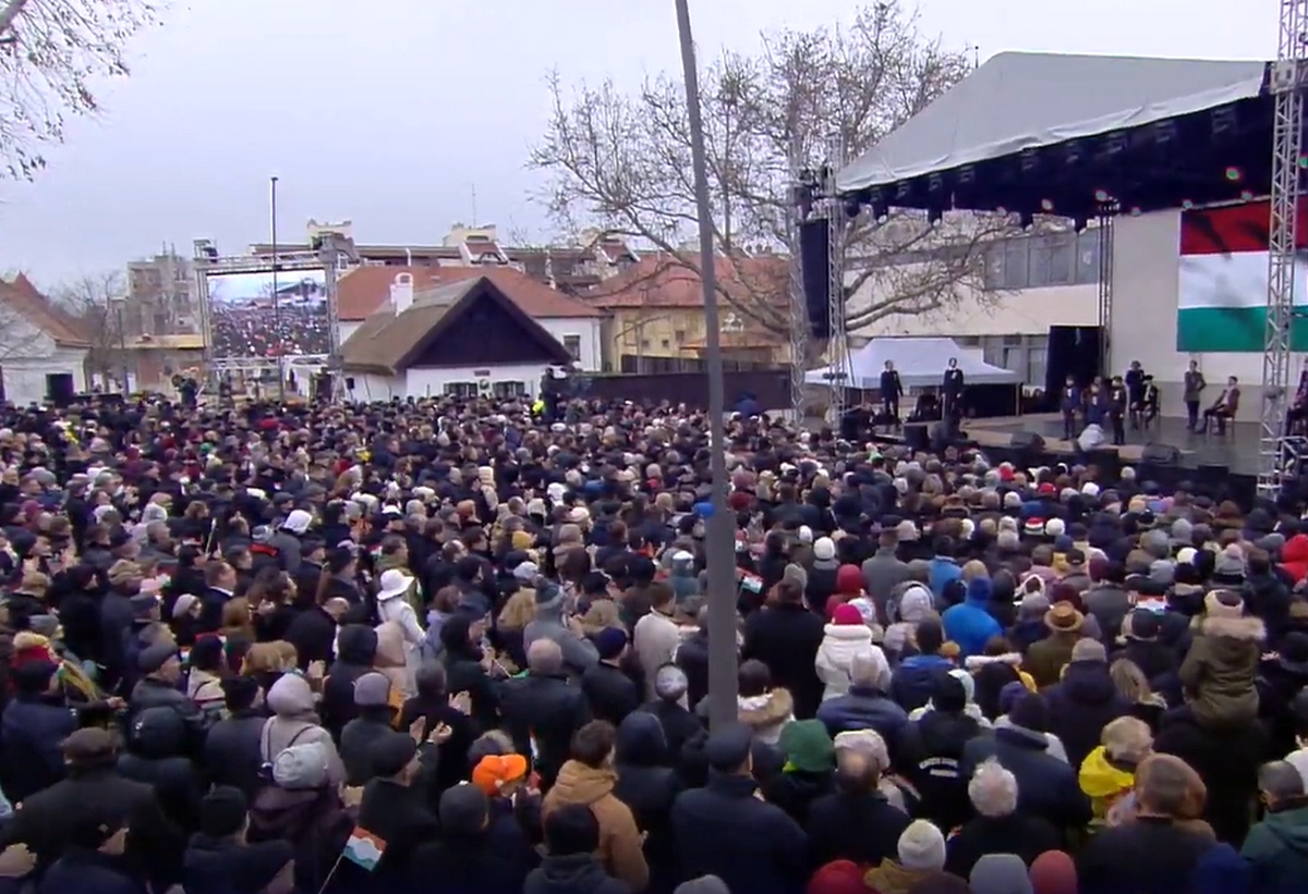 Két nyugdíjas rátámadt egy ellenzékire Orbán beszéde előtt Kiskőrösön