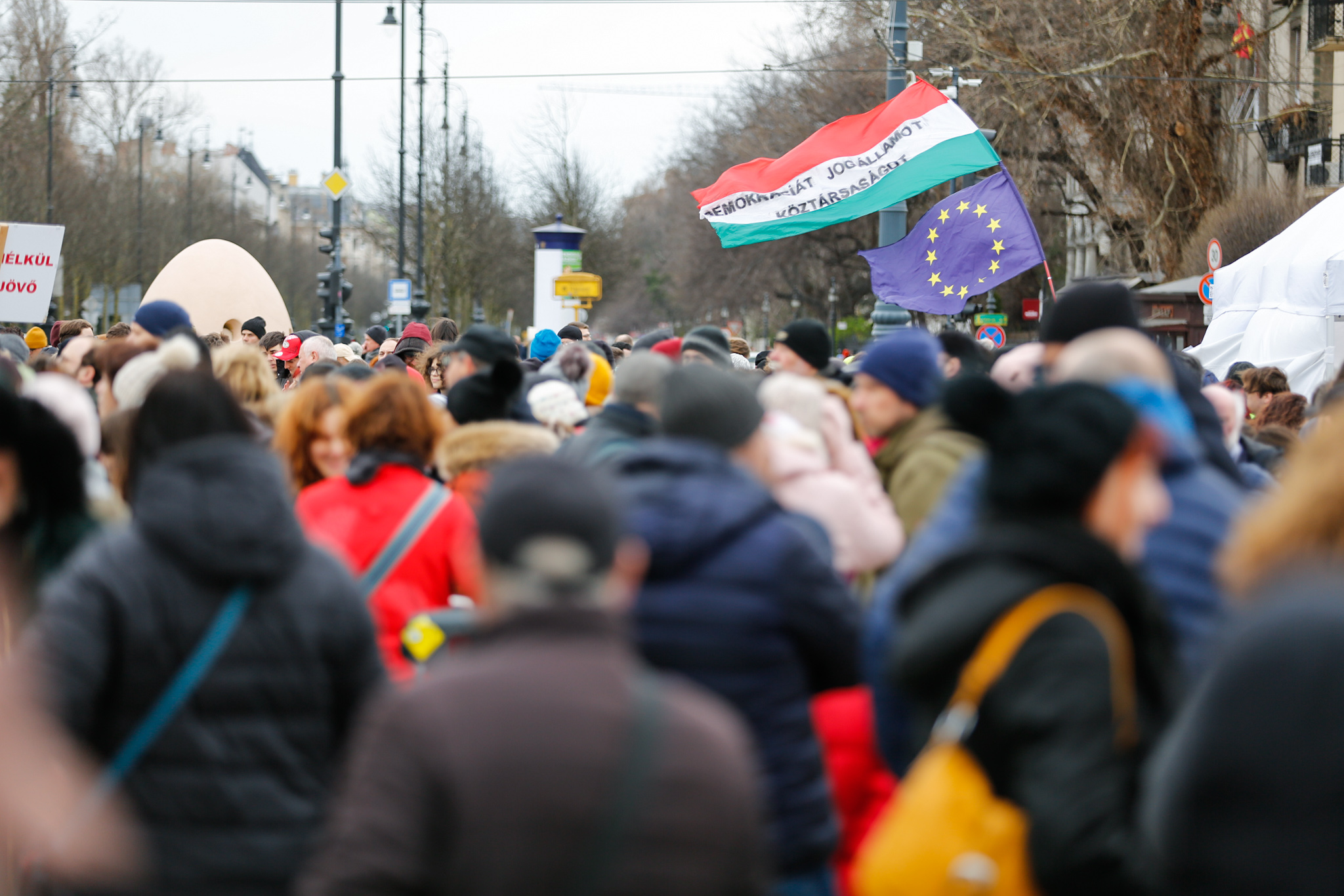 Elindult a Szabadságmenet, a tömeg végigvonul az Andrássy úton a diákok és pedagógusok felhívására