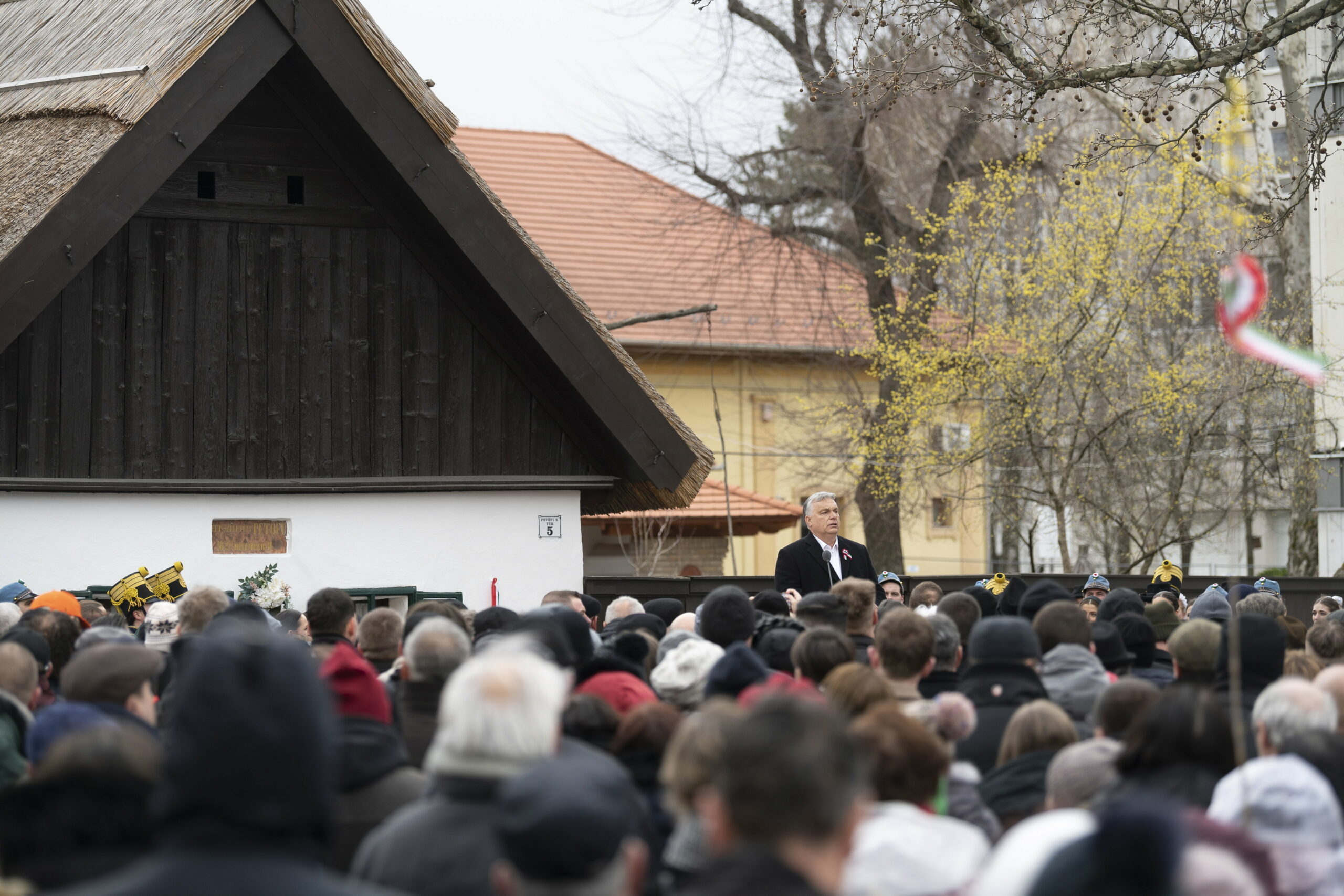 Orbán átírta a történelmet Petőfi kapcsán: „Látjuk, ahogy a 12 pont elé odakanyarítja, hogy legyen béke”