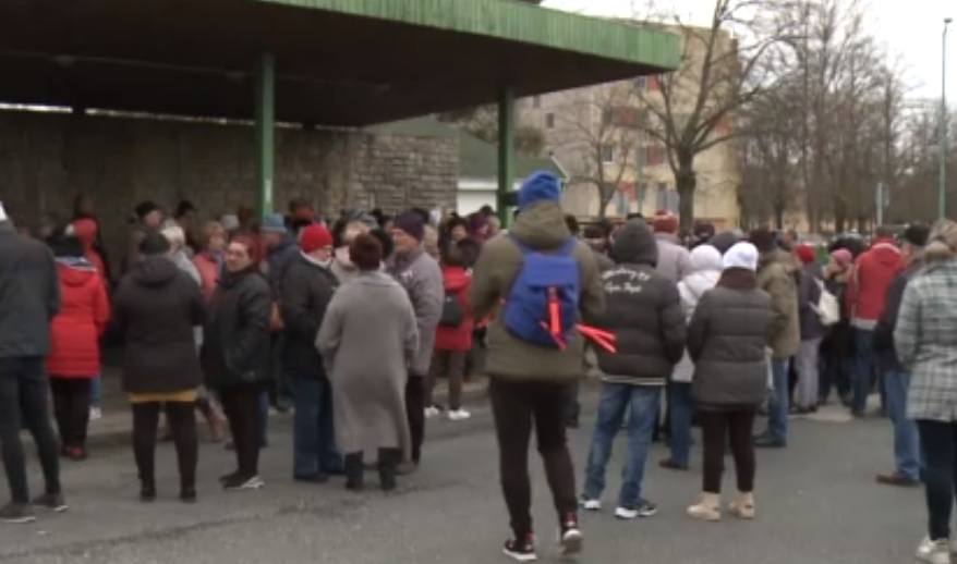 „Lehet, hogy mire innen elvinnének Veszprémbe, útközben meghalok, ki felel érte?” – civilek tiltakoztak Ajkán a sürgősségi osztály bezárása ellen