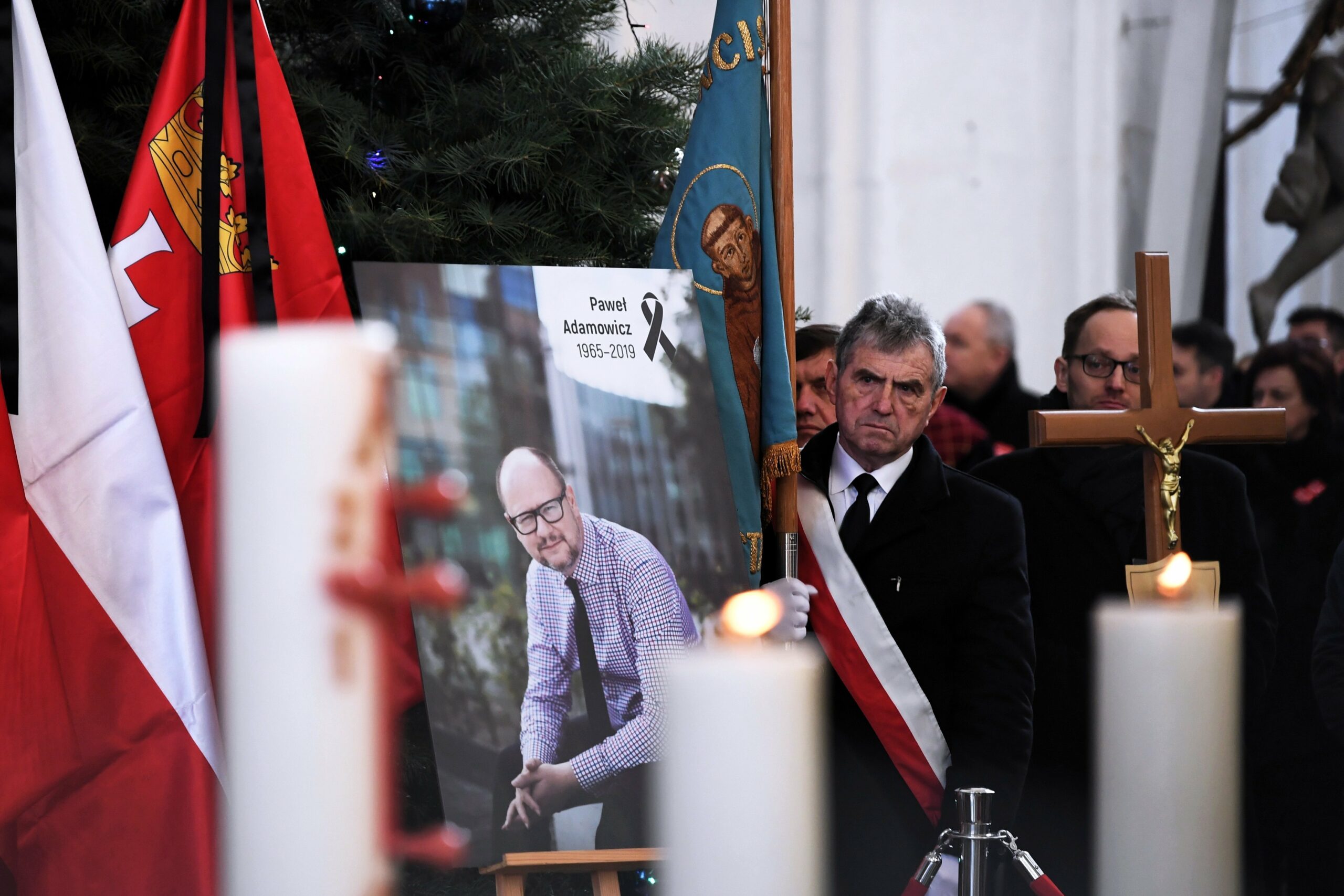 Halálra késelte a polgármestert, életfogytiglant kapott a gdanski gyilkos