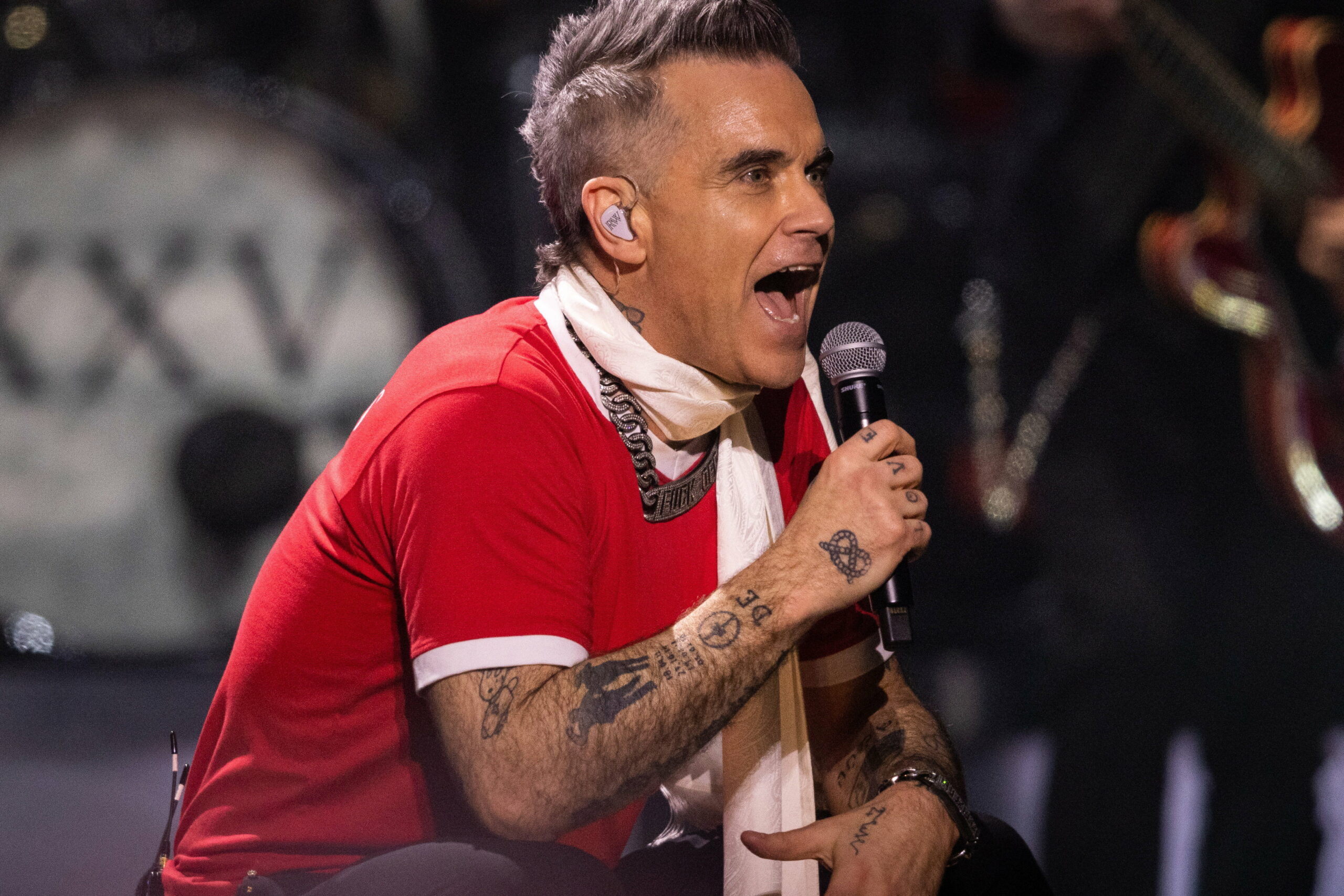 „Rajtam keresztül mesélte a sztorikat a közönségnek” – megszólalt a rajongó, akit kétszer is felhívott Robbie Williams a színpadra