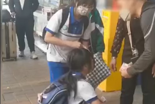 Videó: Térden állva könyörgött a kínai kislány egy nőnek, hogy adja vissza a pénzét