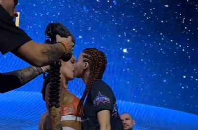 Szenvedélyes csók csattant el a két MMA-harcos között a meccs előtt