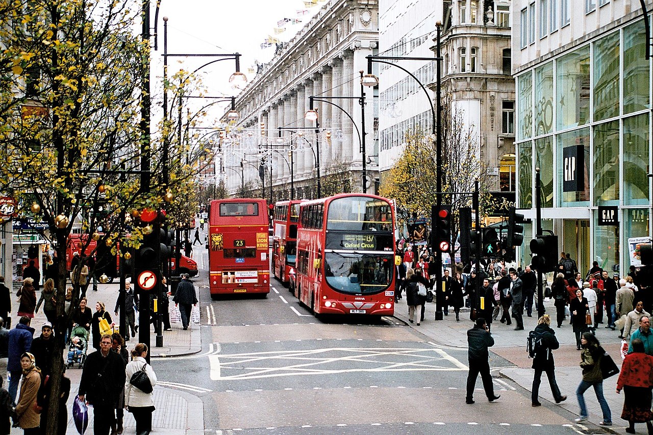 Fotók: Sorra zárnak be a világmárkák boltjai London ikonikus bevásárlóutcájában