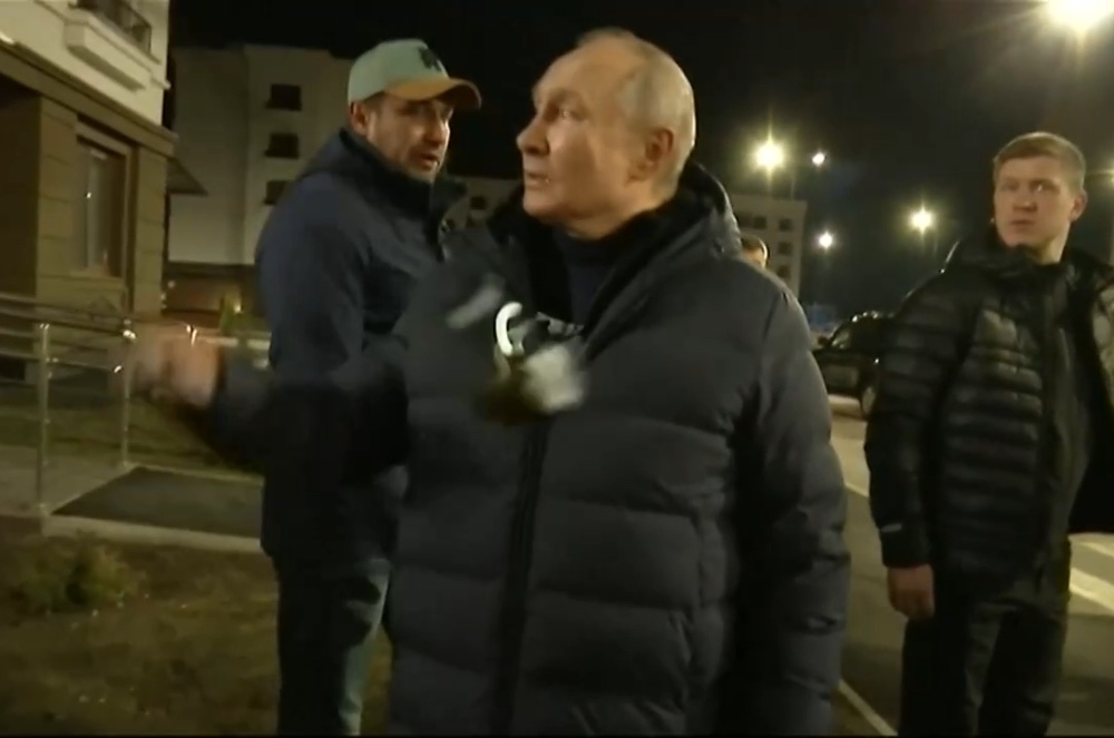Putyint megdobálhatták valamivel, miközben a mariupoli lakótelepen tett látogatást - videó!