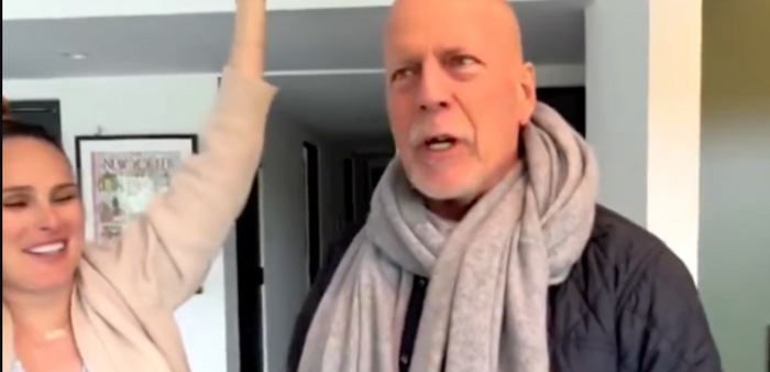 Videó: Bruce Willis is beszállt az éneklésbe, amikor a családja felköszöntötte őt a szülinapján