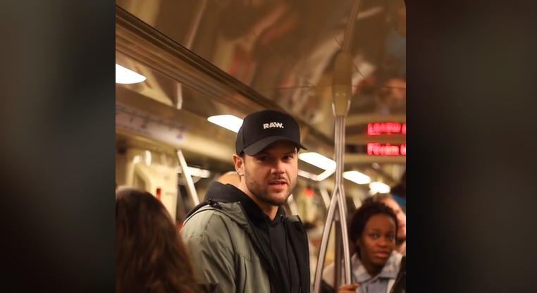 Döbbenten hallgatták az utasok, ahogy a Follow the Flow énekese a tömött 4-es metrón énekelni kezdett