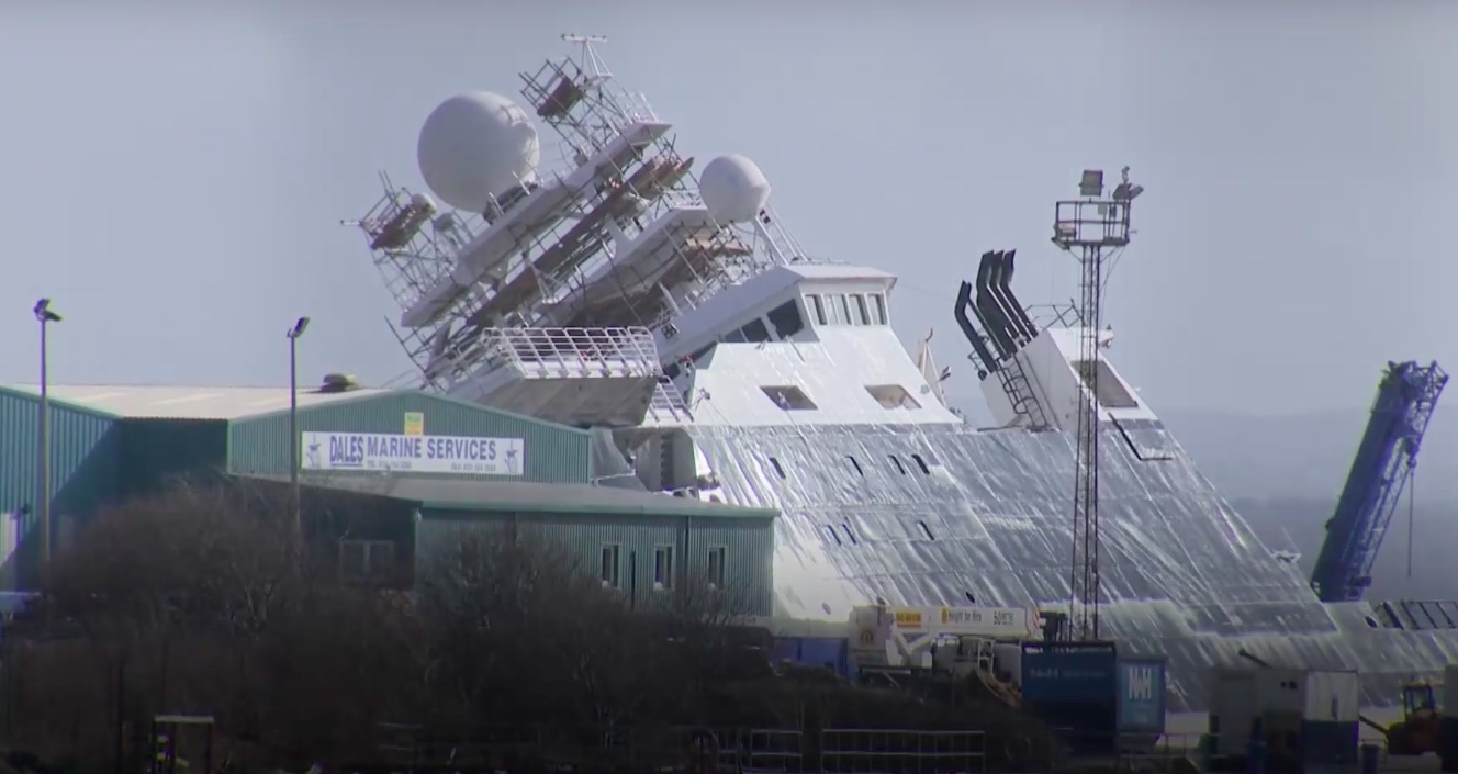 Felborult a néhai milliárdos hatalmas kutatóhajója az edinburgh-i kikötőben, rengeteg a sérült, többeket keresnek