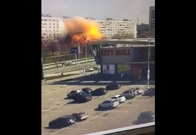 Megdöbbentő videón, ahogy lakóházba csapódik egy orosz rakéta Zaporizzsjában