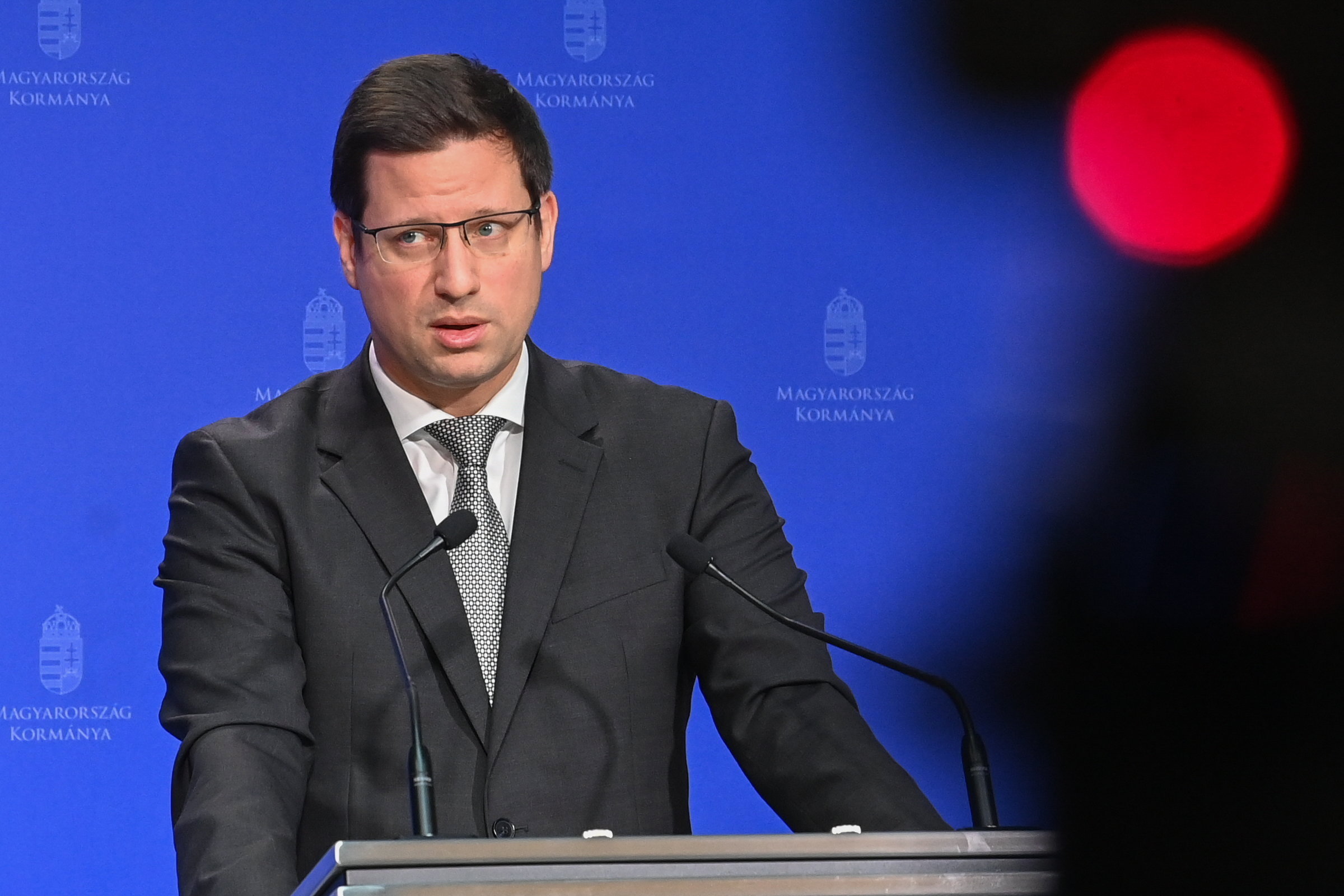 Gulyás Gergely: Csak védelmi céllal mennek ki magyar katonák a keleti határra