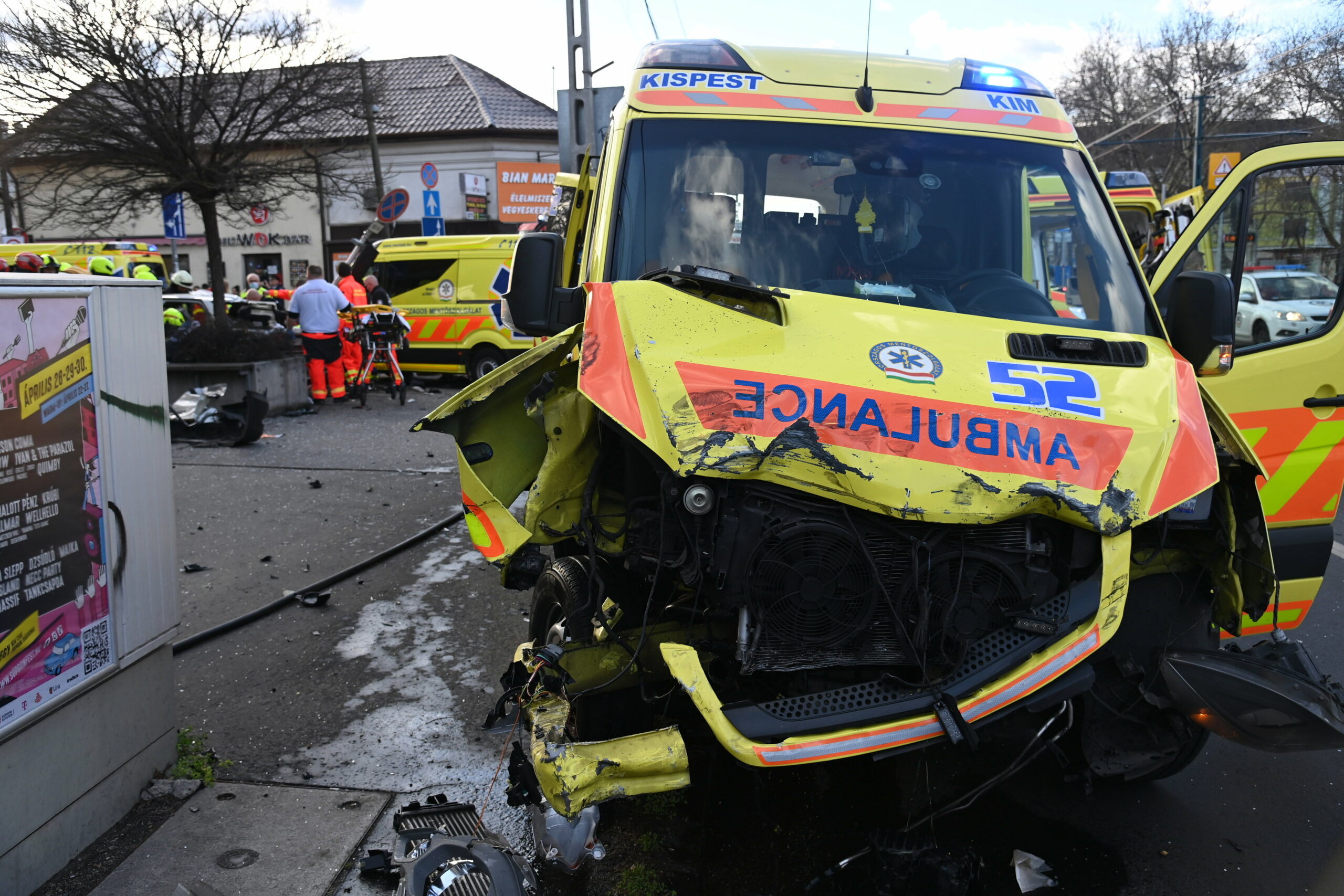 Súlyos baleset: mentőautó ütközött személyautóval az Üllői úton