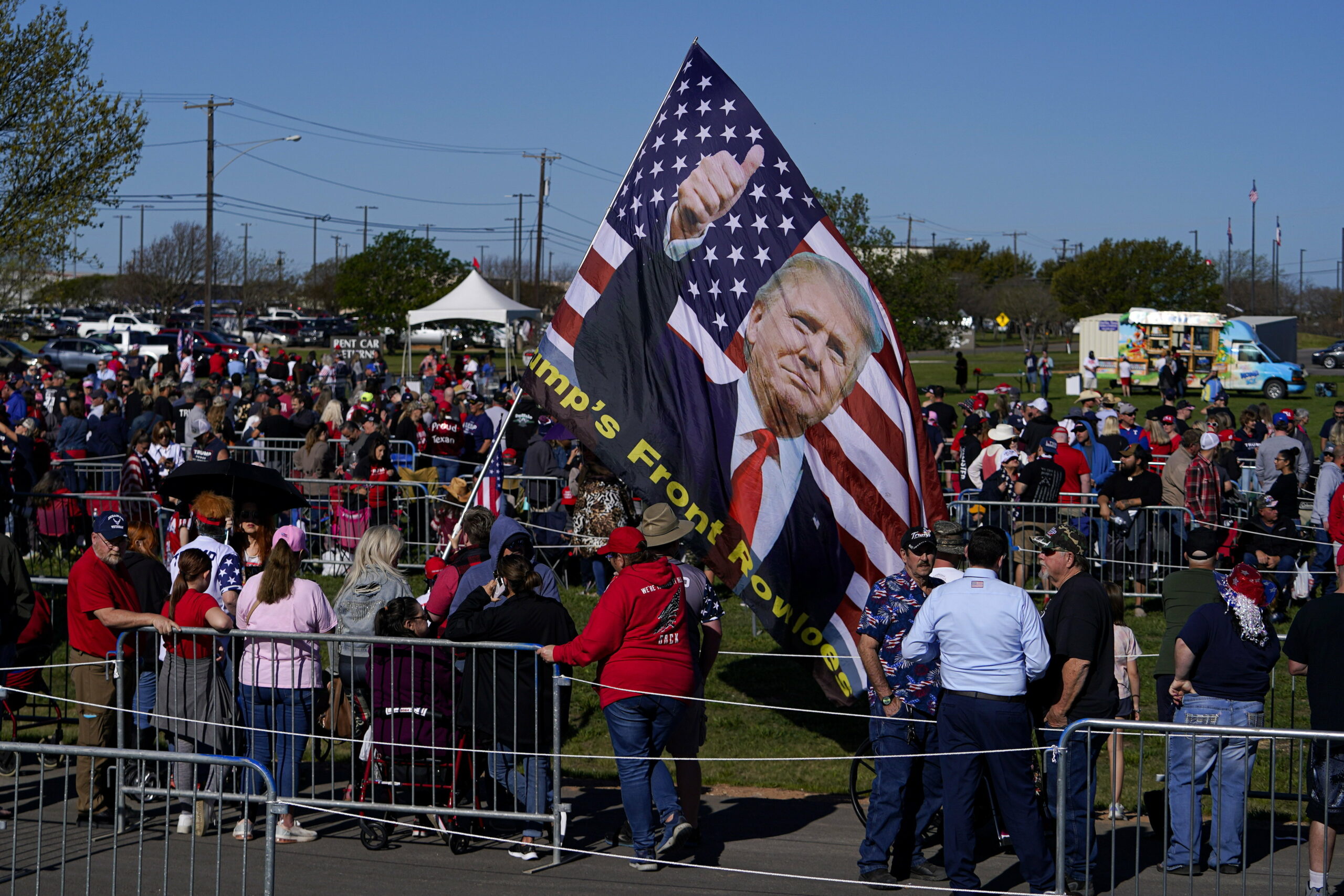 Még erősödött is Trump támogatottsága, miután kiderült, hogy vádat emelhetnek ellene