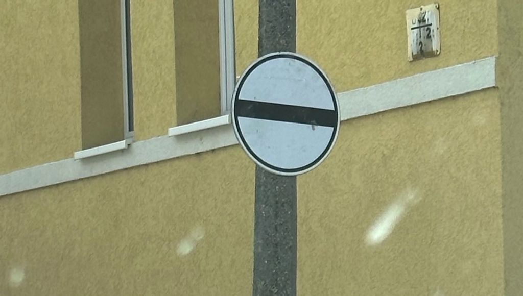 Közlekedési káosz Pécsen: a KRESZ-ben sem létező táblákat helyeztek ki
