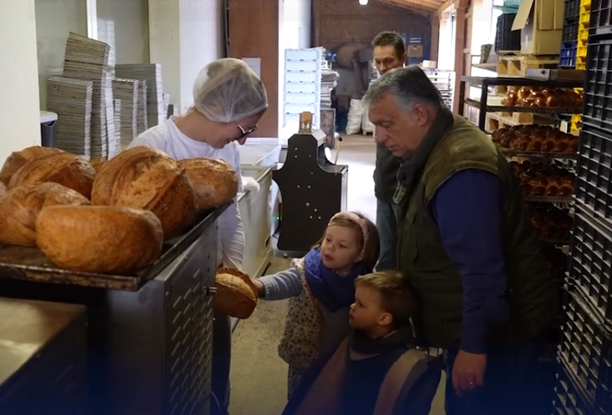 Videó: Orbán Viktor unokáival ment a felcsúti pékhez kalácsot venni