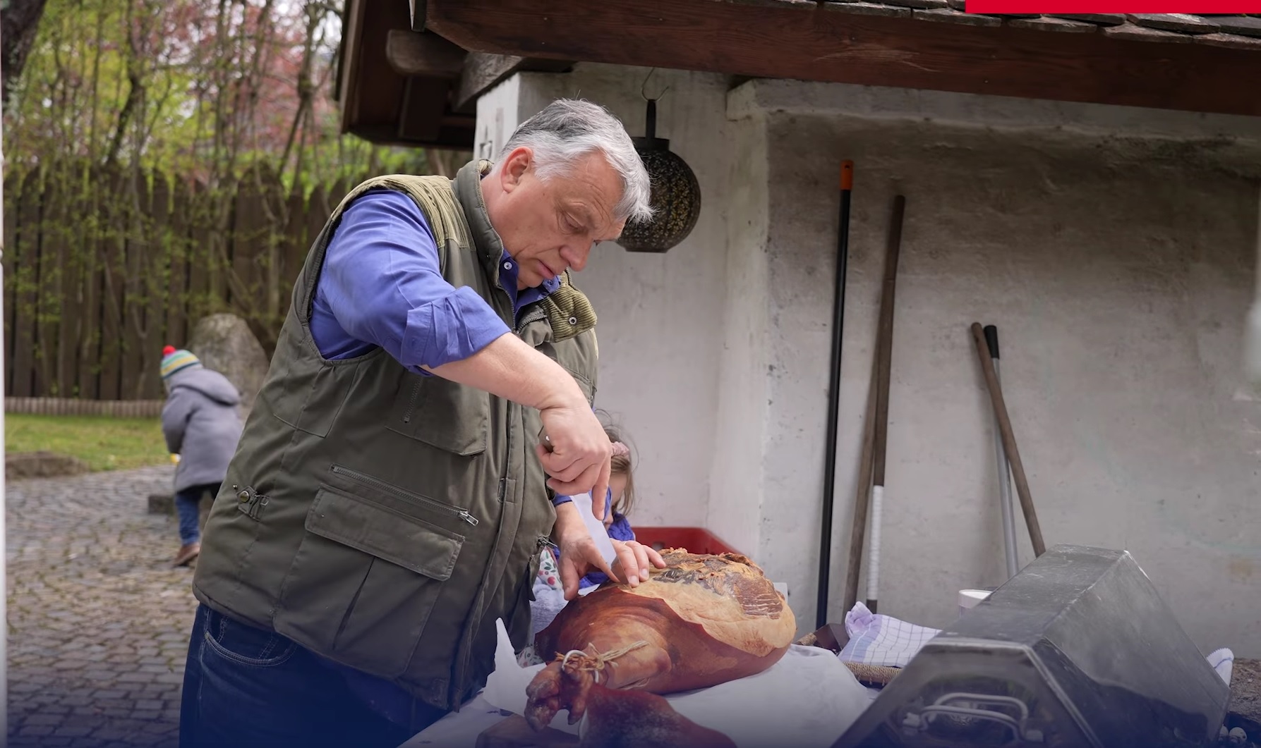 „Sonkára fel!” – Orbán Viktor ezúttal a sonkafőzés rejtélyeibe avatta be az unokáit