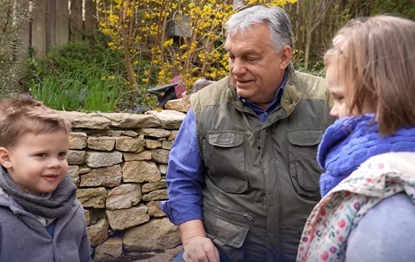 Az unokáját tanítja locsolkodni Orbán legújabb húsvéti videójában