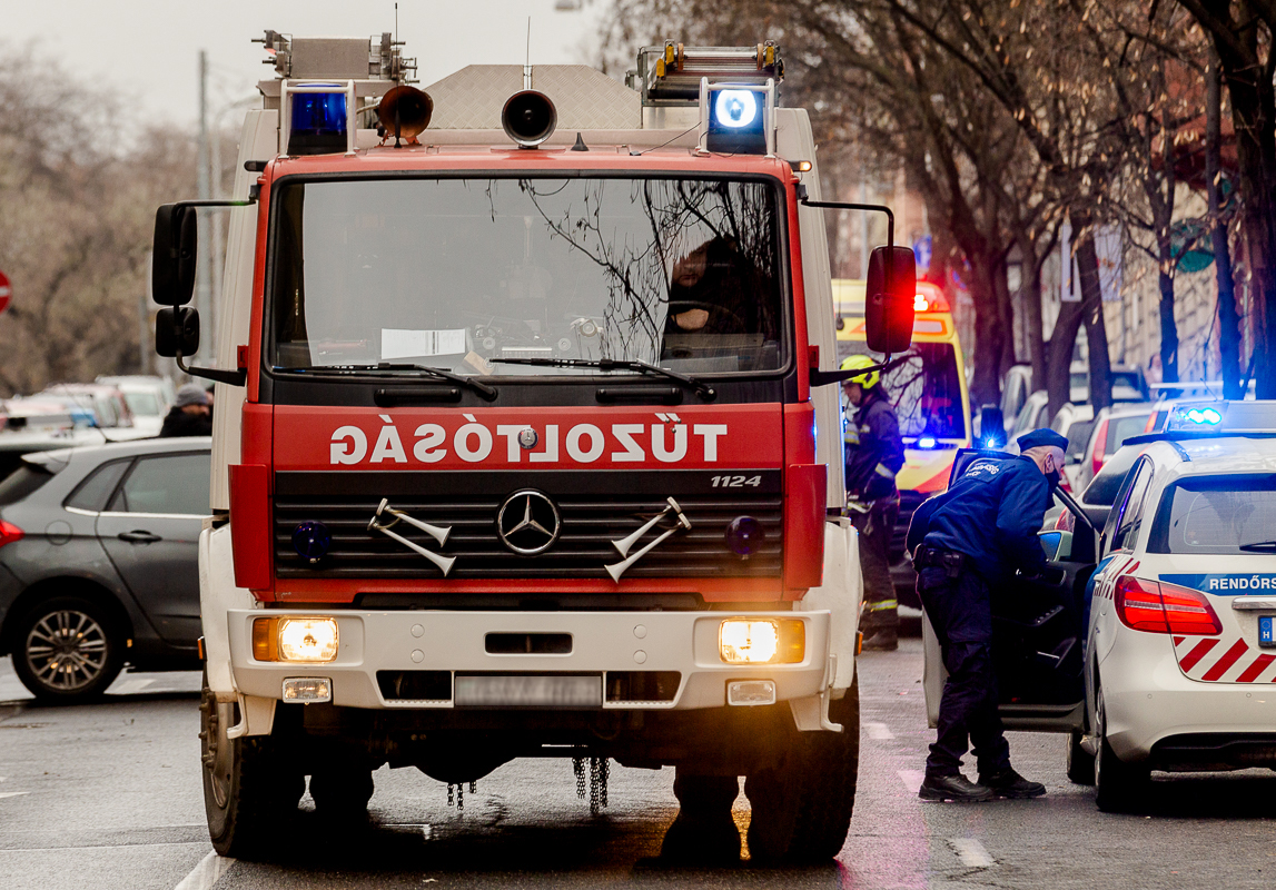 Kigyulladt egy pékség, öt vízsugárral oltották a lángokat Ácson