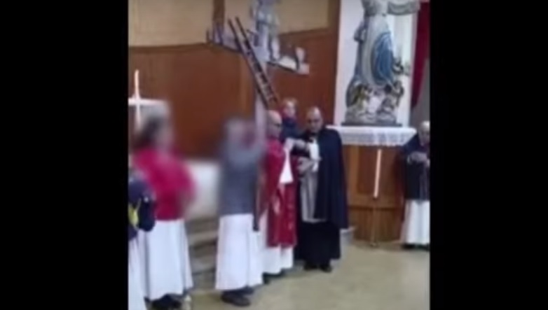 Fejbe vágta a papot mise közben, amikor kicsúszott a nehéz kereszt a ministráns kezéből