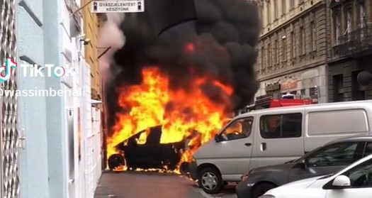 Videón, ahogy lángolt egy autó Budapest belvárosában