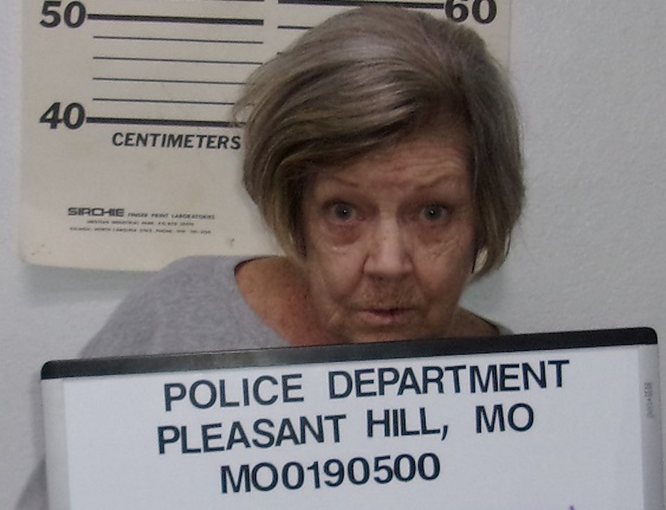 Részeg, nyugdíjas mozgáskorlátozott nagymama rabolt bankot cetlikkel Missouriban