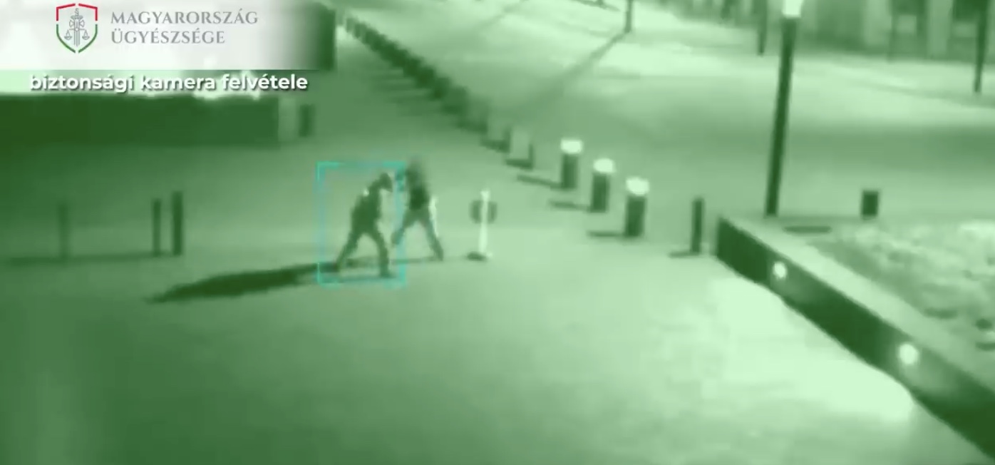 Videón, ahogy egy részeg amerikai férfi verekedni kezd a Parlament egyik őrével