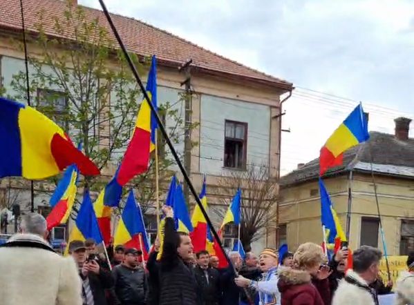 „Erdély román föld” – Hatalmas magyarellenes tüntetés várta Novák Katalint Nagykárolyban