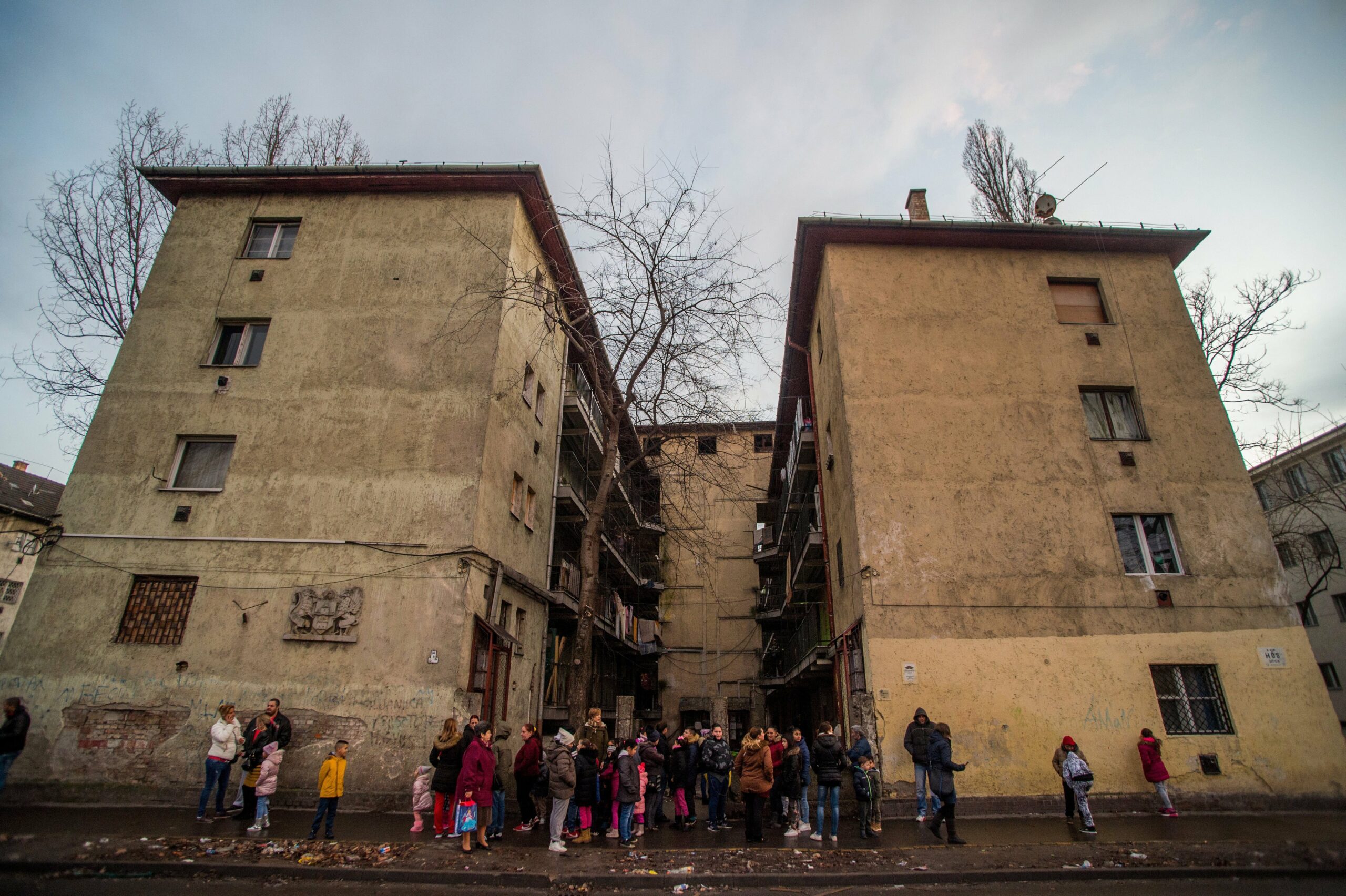 Titkos kormányhatározattal pörgetik fel a Hős utcai nyomortelep kiürítését, hogy odaköltözhessen a TEK