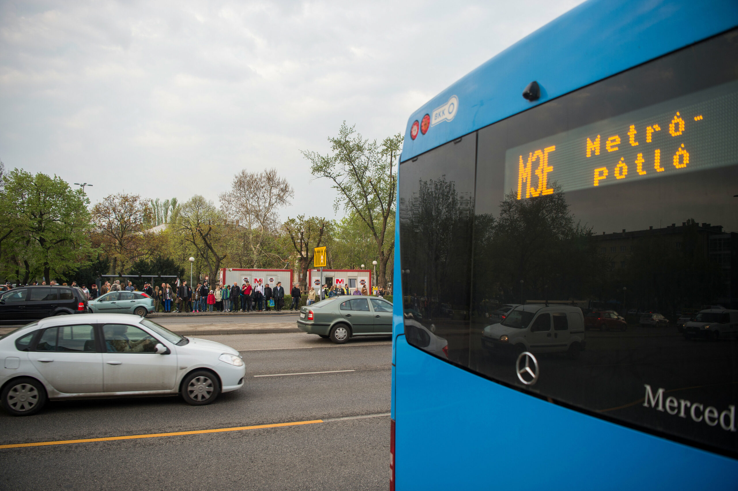 Hamarosan újra teljes vonalon jár a 3-as metró, de a felszínen még korlátozások lesznek nyárig