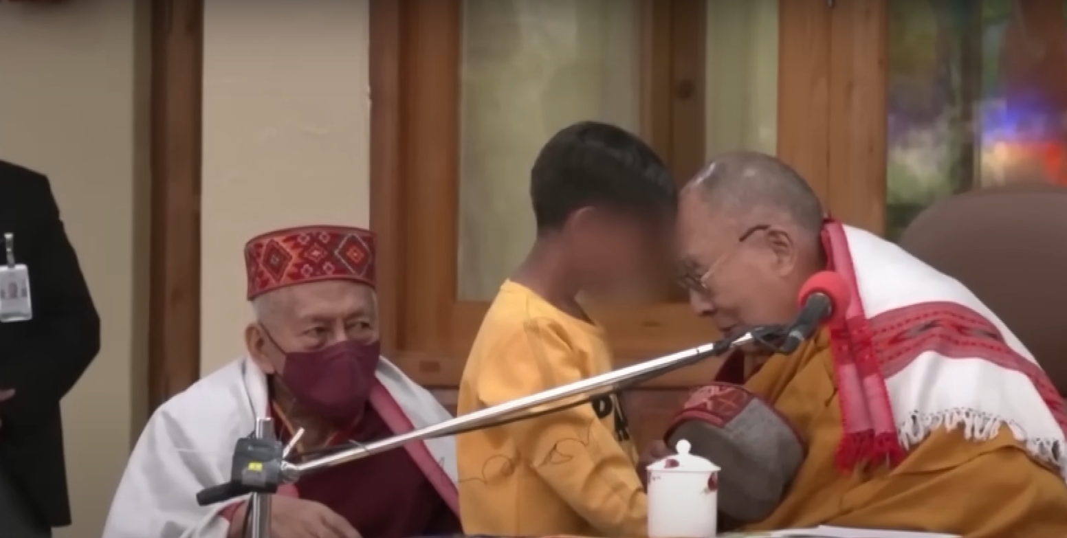 Megvan a magyarázat a dalai láma botrányos viselkedésére? A kulcs egy kedves tibeti szokás lehet