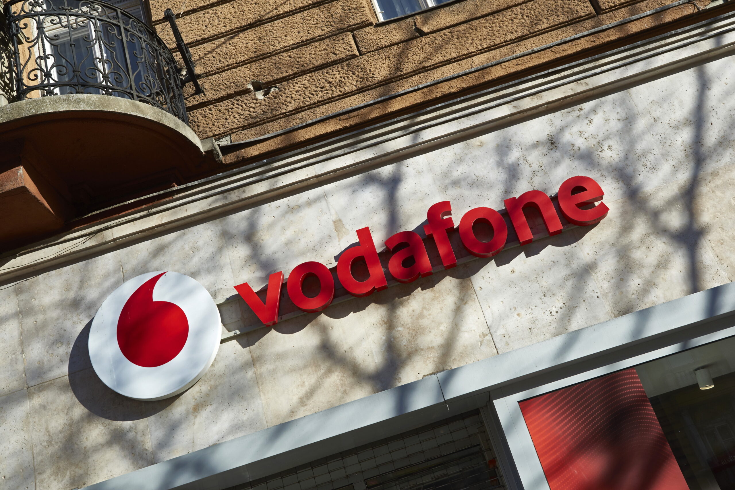 Egy hónap alatt sem sikerült lefordítani magyarra az állami cégnek a milliárdos Vodafone-szerződést