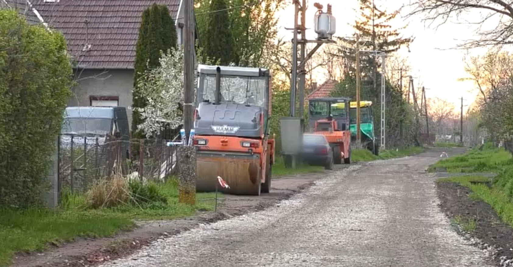 Tragédia a felújításon: úthenger temette maga alá a munkást