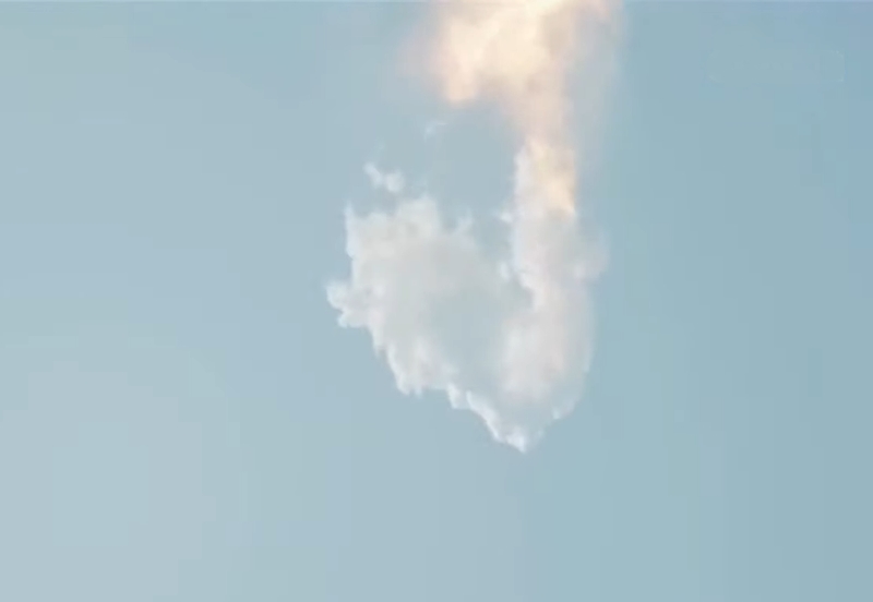 Videón, ahogy felrobban a világ legnagyobb űrrakétája a levegőben