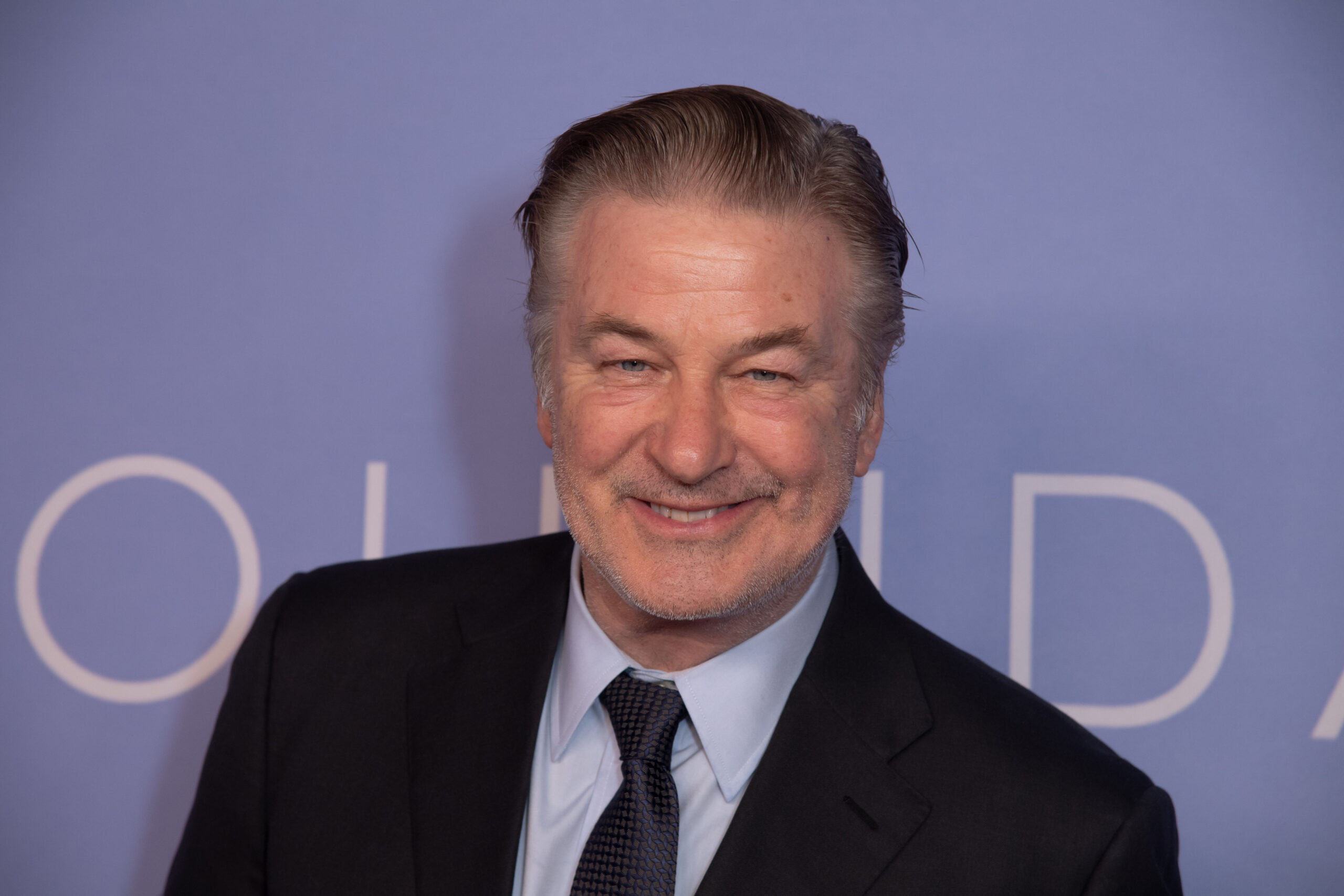 Hivatalosan is ejtették a gondatlan emberölés vádját Alec Baldwin ellen, de a polgári eljárás tovább zajlik