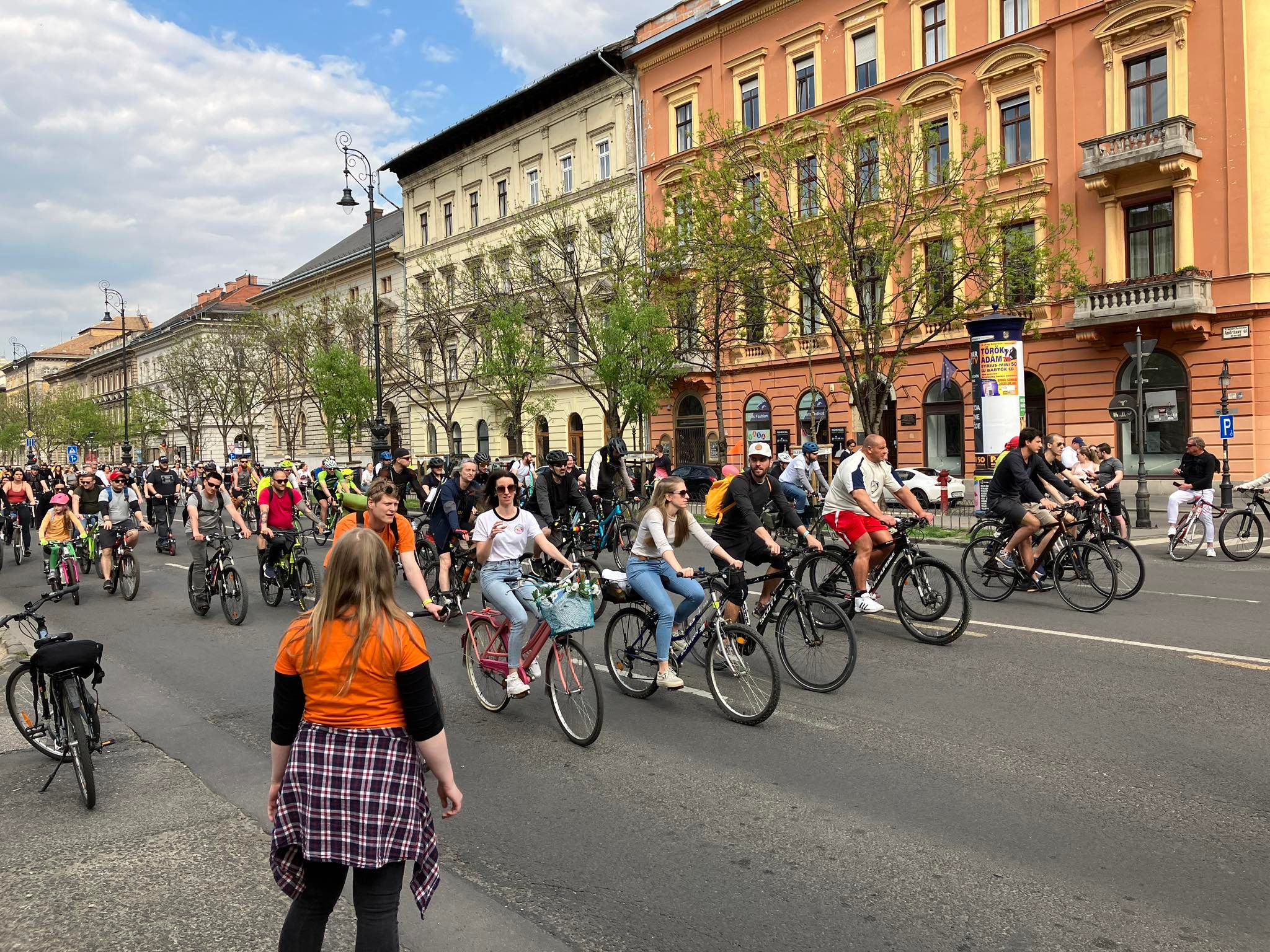 Fotók: Elindult az I bike Budapest bringás felvonulás