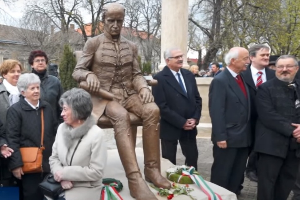 Újabb botrány a Novák Katalin által felavatott erdélyi szobor körül: megbírságolták a polgármesteri hivatalt