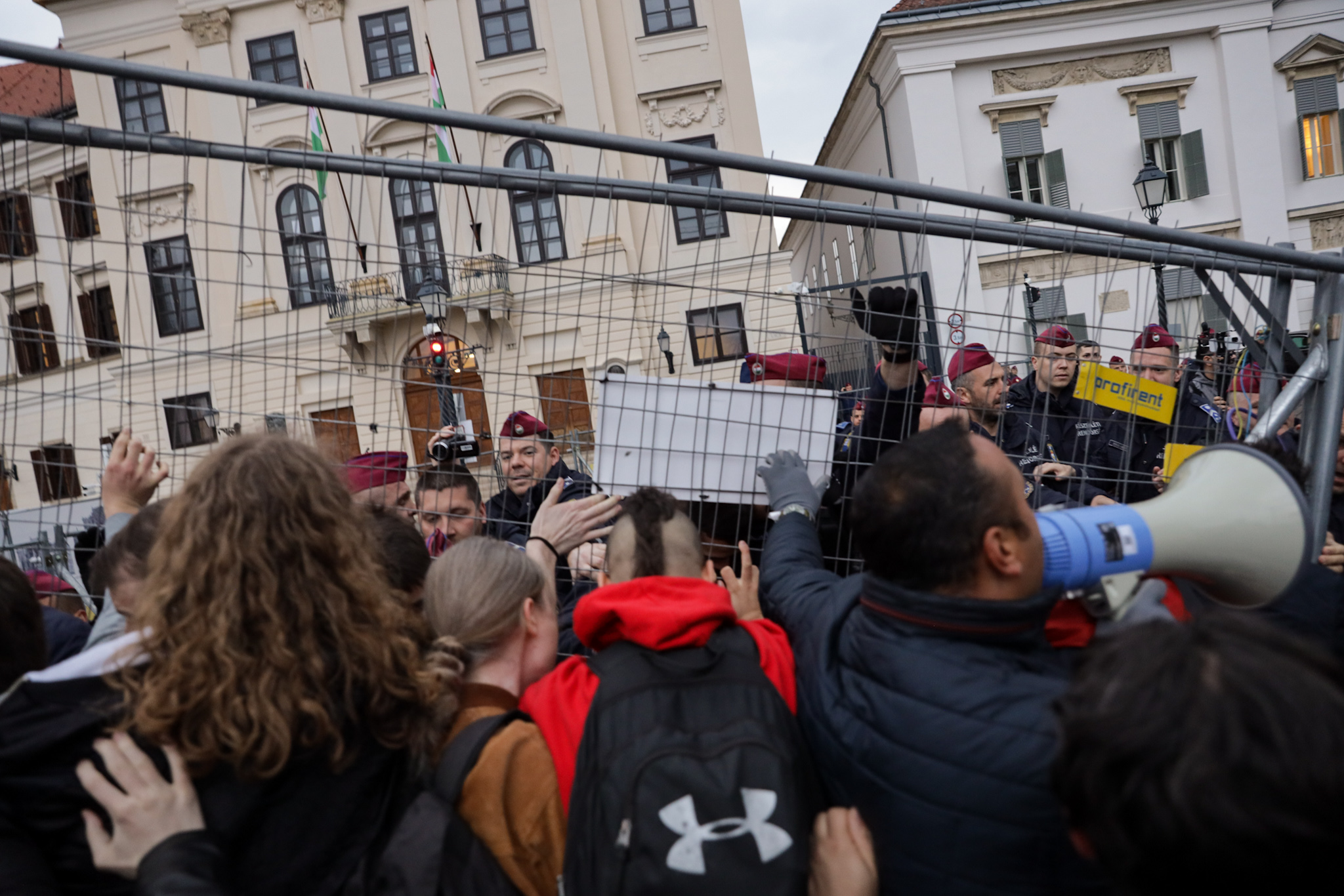 Elszabadultak az indulatok a Karmelitánál, könnygázt is bevetettek a rendőrök a diákok ellen